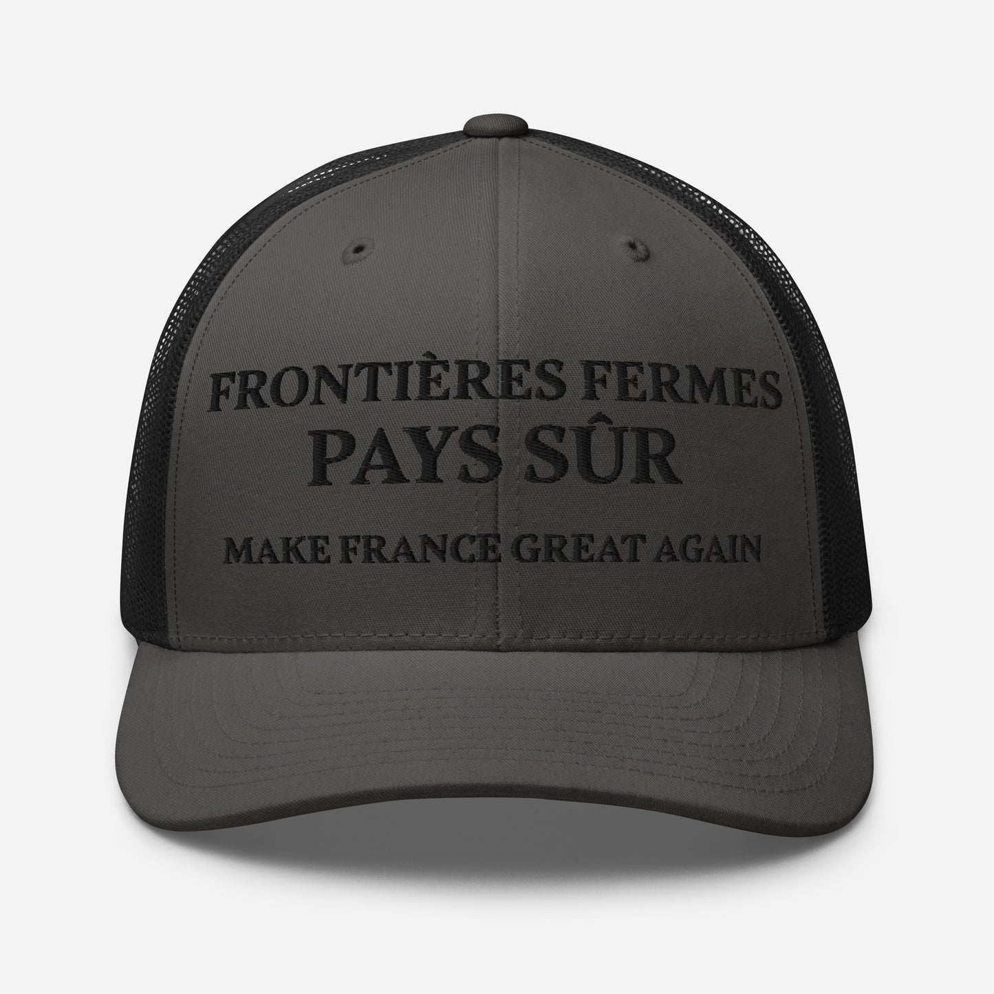 Casquette "Frontières Fermées, Pays Sûr" brodée, disponible en gris et bleu. Design sobre et engagé, ajustable (Trucker)