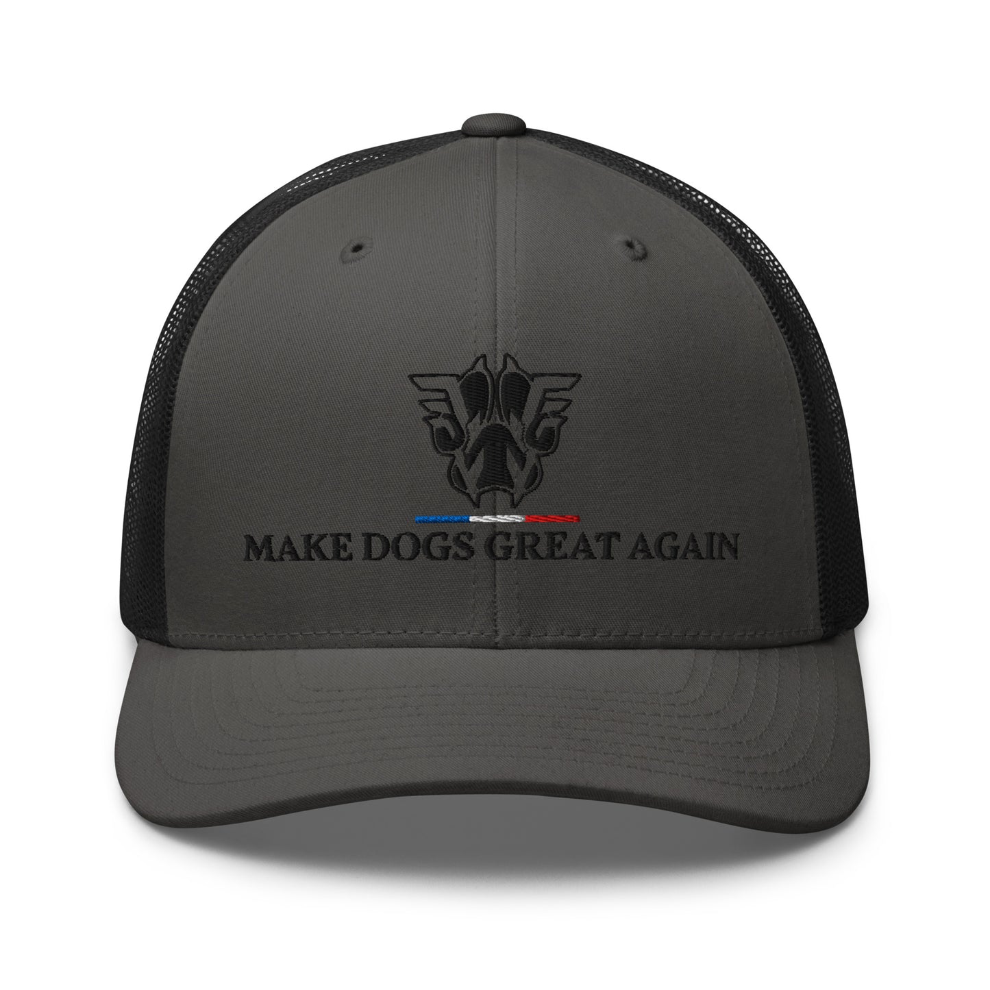 Casquette trucker grise vue de face avec logo Werwolf K9 brodé et slogan Make Dogs Great Again.
