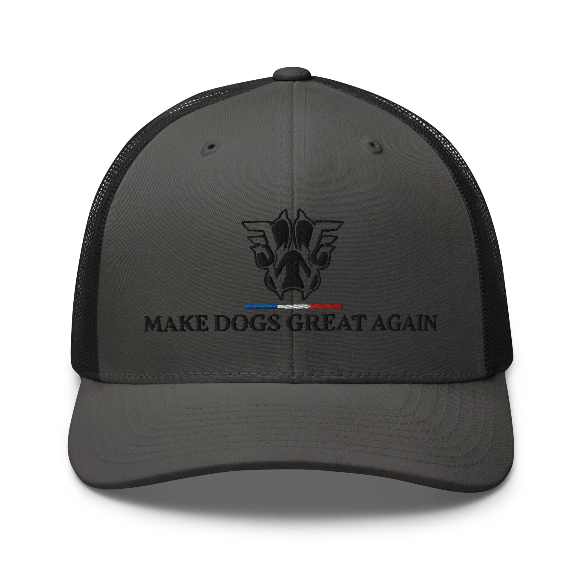 Casquette trucker grise vue de face avec logo Werwolf K9 brodé et slogan Make Dogs Great Again.