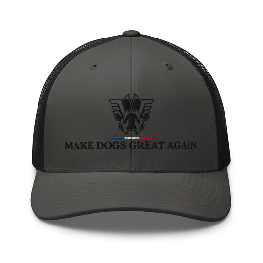 Casquette trucker grise vue de face avec logo Werwolf K9 brodé et slogan Make Dogs Great Again.