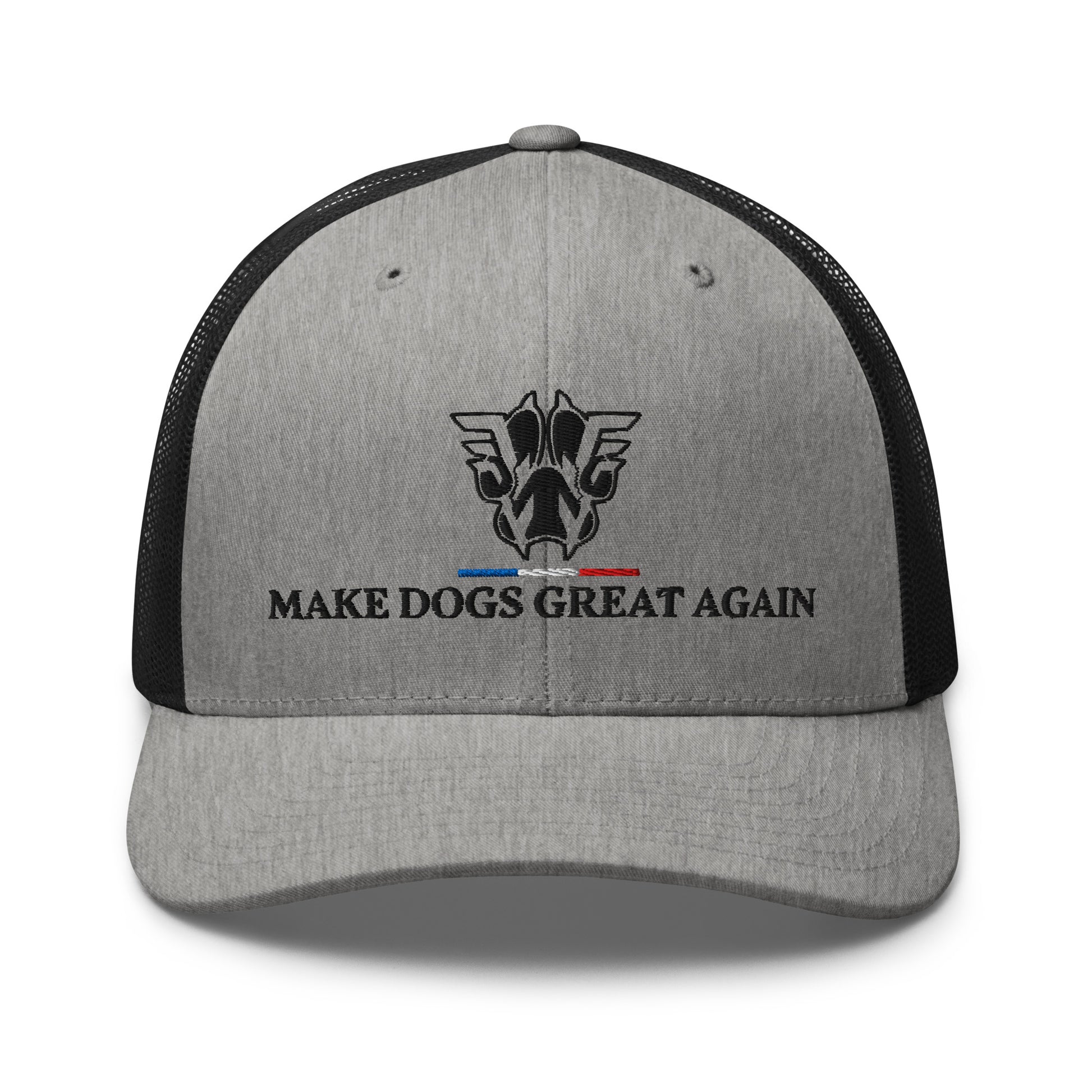 Casquette trucker grise vue de face avec logo Werwolf K9 brodé et slogan Make Dogs Great Again.