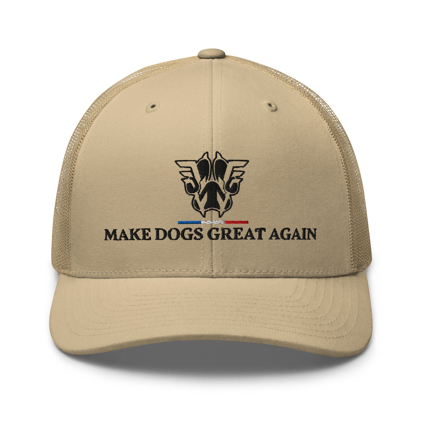 Casquette trucker khaki beige vue de face avec logo Werwolf K9 brodé et slogan Make Dogs Great Again.