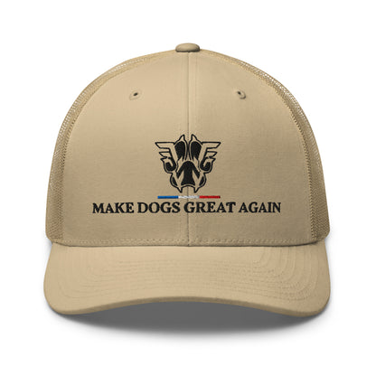 Casquette trucker khaki beige vue de face avec logo Werwolf K9 brodé et slogan Make Dogs Great Again.