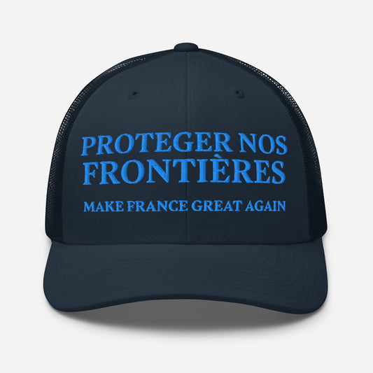 Casquette trucker "Protéger Nos Frontières", brodée, disponible en bleu et gris. Taille ajustable, design sobre et engagé.